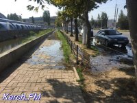 Новости » Коммуналка: Питьевая вода на Еременко залила весь тротуар