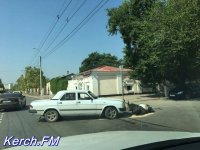 Новости » Общество: Мопедист отделался ссадинами и ушибом после столкновения с «Волгой» в Керчи