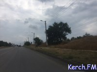 В Керчи на Куль-Обинском шоссе косят траву