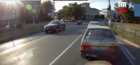 В центре Керчи машина поехала на красный светофор на пешеходном переходе