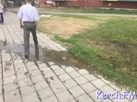 В Керчи водоканал почти месяц не может доехать на порыв на Ворошилова