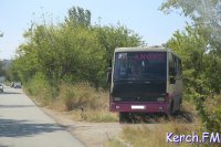 В Керчи автобус снес шлагбаум