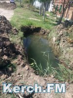 В Керчи водоканал оставил несколько глубоких ям с водой на Полевой