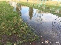 Новости » Общество: В Керчи стадион школы №23 залило питьевой водой