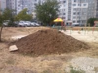 Новости » Общество: Керчане просят убрать курганы из грунта возле детских площадок на Ворошилова