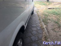 Ты репортер: В Керчи водитель припарковал автомобиль на тротуаре