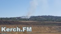Новости » Общество: В Керчи снова горит трава в районе Солнечного