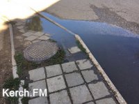 Новости » Коммуналка: В Керчи по улице Ворошилова течет канализация