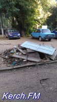 Новости » Коммуналка: Керчане жалуются на свалку, которую устроили коммунальщики