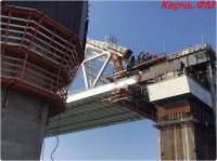 Железнодорожную арку Керченского моста подняли на фарватерные опоры (видео)