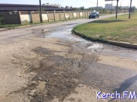 В Керчи почти неделю водоканал не устраняет порыв на Ворошилова
