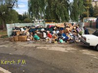 Новости » Коммуналка: На центральном рынке в Керчи несколько дней не вывозили мусор
