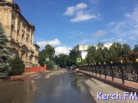 Новости » Коммуналка: В Центре  Керчи произошёл порыв водовода