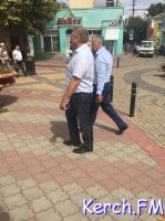 Новости » Общество: Константинов кабинету предпочел прогулку по Керчи и обед на свежем воздухе