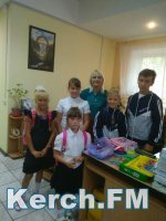Новости » Общество: В Керчи детям из многодетной семьи помогли собраться в школу