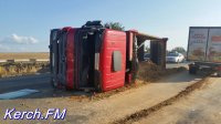 Новости » Криминал и ЧП: Под Керчью на трассе перевернулся грузовик с песком
