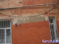 Новости » Общество: Керчане недовольны ремонтом фасада дома по Айвазовского,22