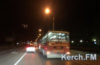 Новости » Общество: В Керчи троллейбус врезался в ограждение и столкнулся с грузовиком