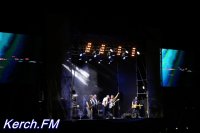 Новости » Культура: В финале концерта с группой Цветы пели Бороздин и Адаменко (видео)