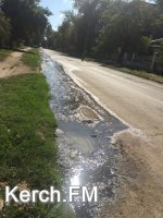 Новости » Коммуналка: В Керчи вдоль жилых домов продолжает течь канализация