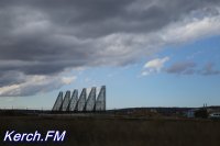 Стройку автоподходов к Керченском мосту огородили забором