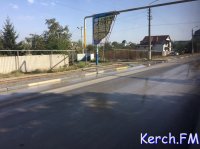 Новости » Коммуналка: В Керчи на Чкалова два дня по дороге течет вода