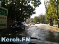 Новости » Общество: В Керчи продолжает течь питьевая вода по Шлагбаумской