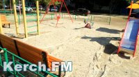 В Керчи из-за шторма с детских площадок улетает песок