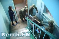 Солдаты вместо лифта носят пациентов по этажам в больнице Керчи (видео)