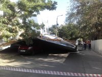 В Крыму из-за ветра крыша упала на автомобиль с людьми