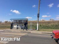 Новости » Общество: В Керчи начали ремонтировать остановочные павильоны