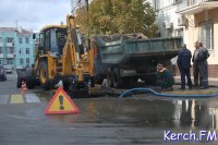 В Керчи водоканал разрыл асфальт, который уложили около месяца назад