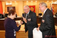 В Керчи некоторых ветеранов наградили почетными грамотами