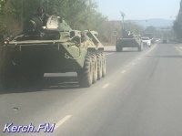 По трассе Керчь-Симферополь проехала колонна военных машин и БТРы