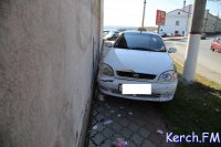 Автомобиль такси в Керчи въехал в стену здания воинской части