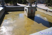 Новости » Общество: В центре Керчи фонтан превратился в болото