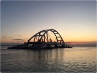 Мостостроители начали транспортировку автоарки в Керченский пролив (видео)