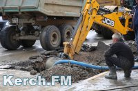 В центре Керчи разрыли асфальт из-за порыва водовода