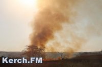 Новости » Общество: Под Керчью в районе ж/д вокзала горела сухая трава