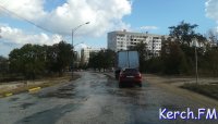 В Керчи по шоссе Героев Сталинграда напором течет чистая вода