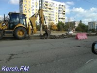 В Керчи на Буденного снимают бордюры вдоль дороги