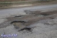 Новости » Общество: Ямы на дороге на Верхнем Солнечном стали еще больше, - керчане