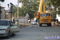 Новости » Общество: В Керчи на Театральной частично перекрыли дорогу