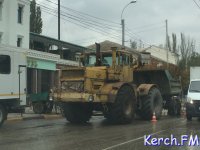 Новости » Общество: В центре Керчи снова разрыли асфальт из-за порыва водовода