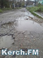 Новости » Общество: В жилом дворе Керчи три недели по дороге течет вода