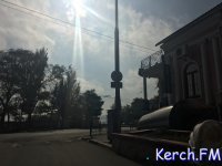 Новости » Общество: В Керчи на Театральной месяц не могут установить дорожный знак «Уступи дорогу»