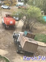 Новости » Криминал и ЧП: В Керчи мусоровоз застрял в оставленной коммунальными службами яме