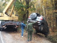 Новости » Общество: На керченской трассе автомобиль на мокрой дороге вылетел в кювет