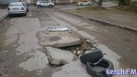 Новости » Общество: В Керчи спустя полгода оградили яму, где провалился асфальт