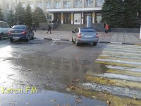 Новости » Коммуналка: Рядом с административным зданием в Керчи разлились нечистоты